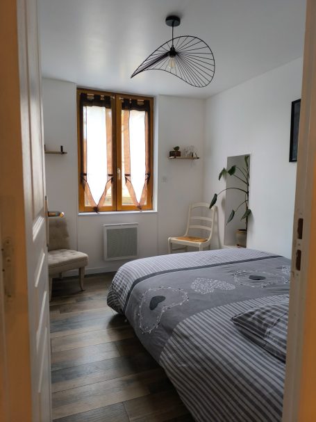  Chambre mise à disposition des participants aux stages, avec un lit double, ambiance minimaliste et naturelle, propice au repos et à l’inté